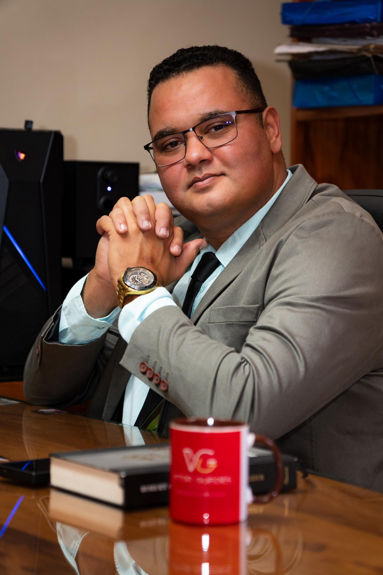 Dr. Vitor Guedes, advogado previdenciário, em seu escritório